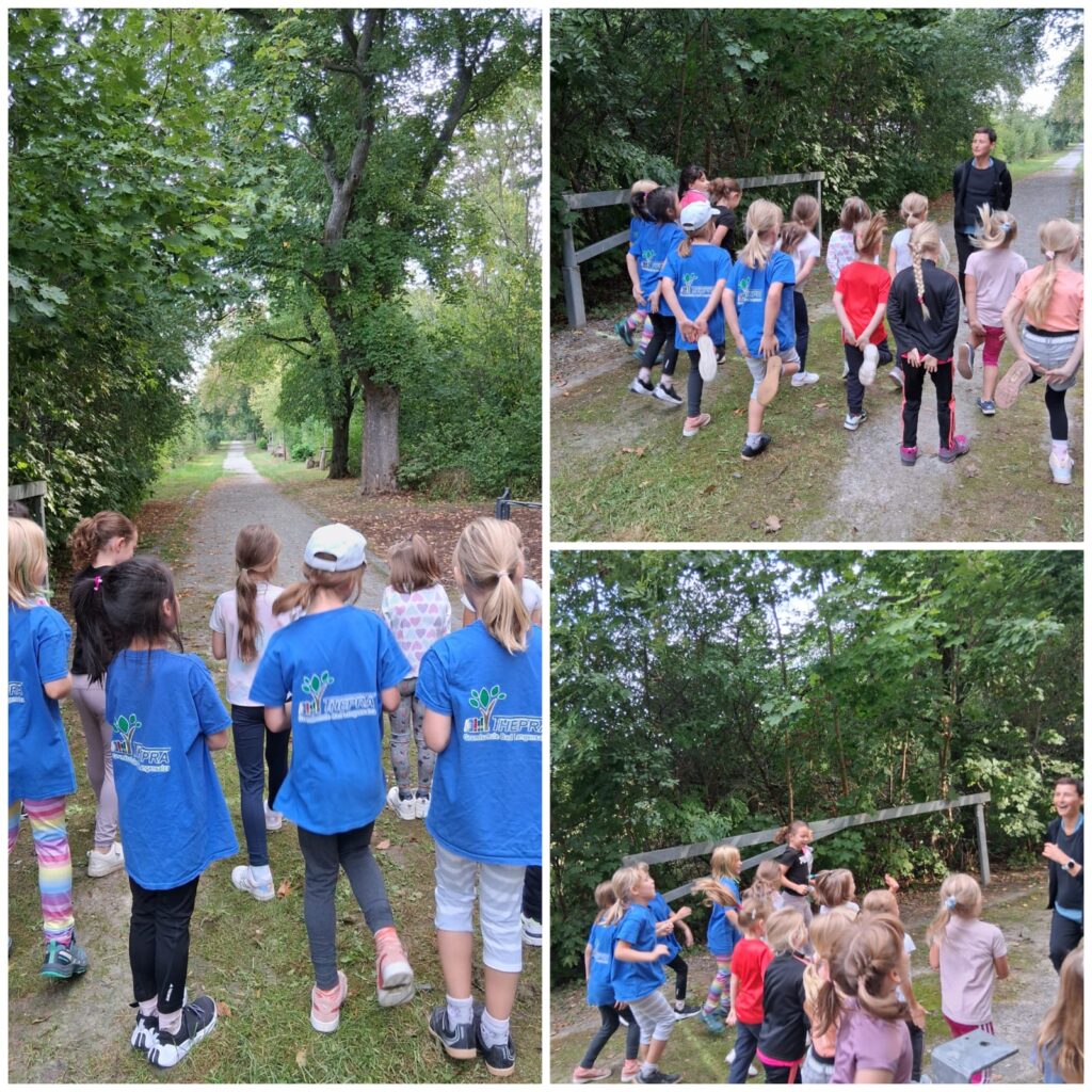 Kinder laufen auf Waldweg.