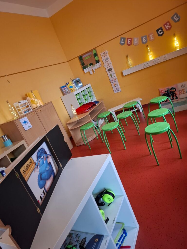 Klassenzimmer mit grünen Hockern.