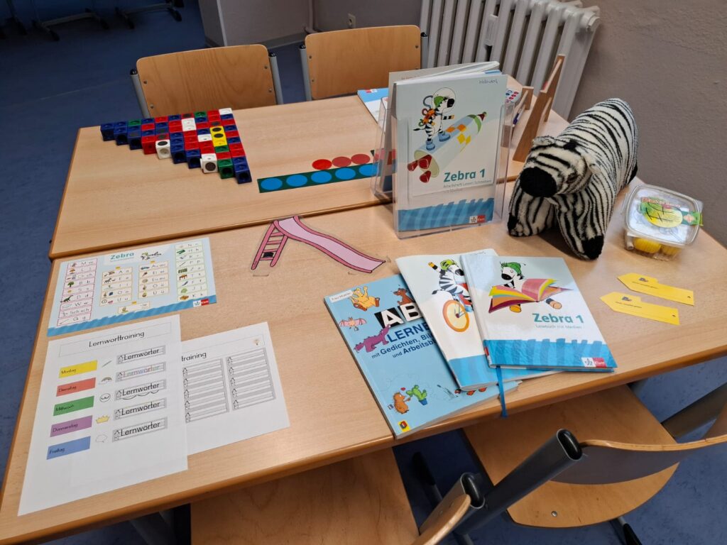 Tisch mit Büchern und Spielzeug.