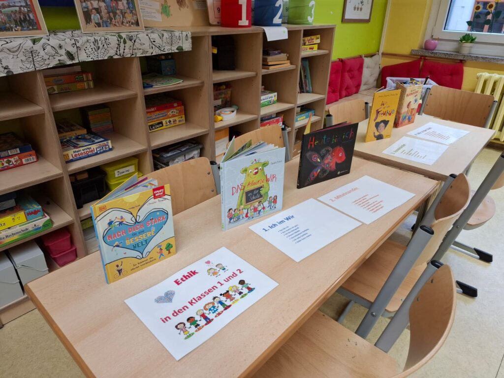 Tisch auf dem unterschiedliche Bücher stehen.