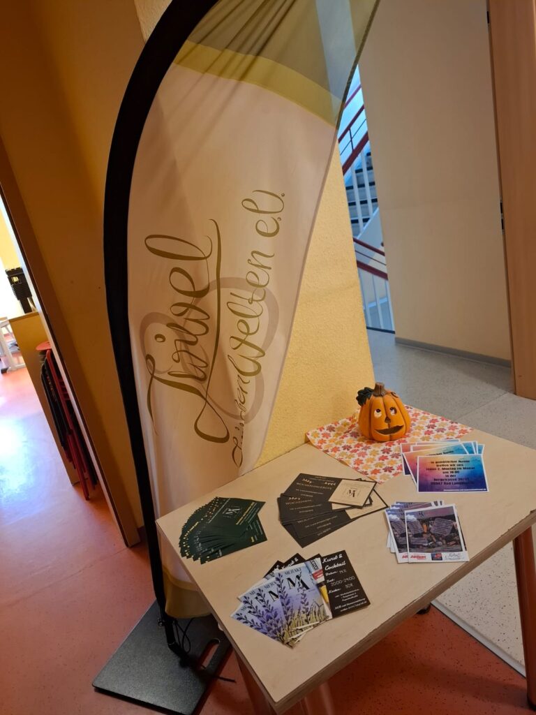 Tisch mit unterschiedlichen Flyern.