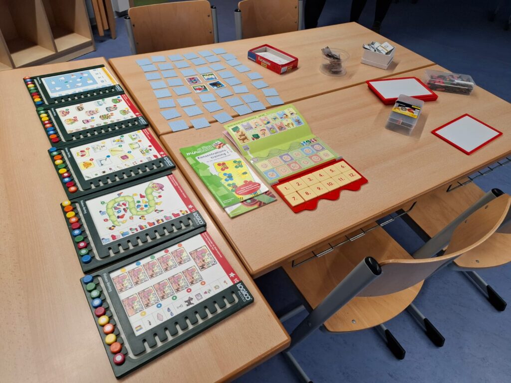 Tisch mit unterschiedlichen Spielzeugen.