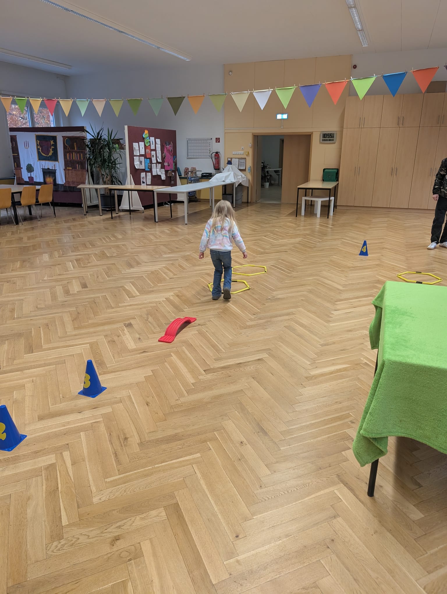Kind macht einen Parkour in der Aula.